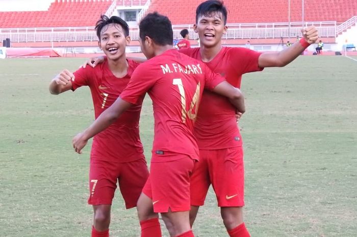 Pemain-pemain timnas U-18 Indonesia, Fajar Fatchur Rachman, Beckham Putra Nugraha, Sultan Diego Zico ke gawang timnas U-18 Myanmar, di Stadion Thong Nhat, Vietnam, Senin (19/8/2019).