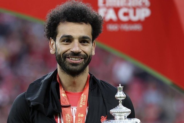 Mohamed Salah mengangkat trofi FA Cup usai Liverpool mengalahkan Chelsea di Stadion Wembley, Sabtu (15/05/2022) malam WIB. (c) AP Photo