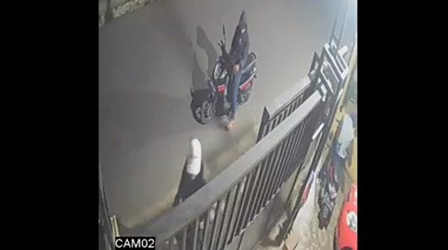 Tangkapan layar CCTV pencurian sepeda motor di kawasan Bojongsari, Jatiasih, Kota Bekasi. (Dok. Istimewa)