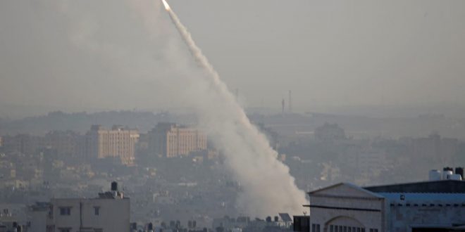 Sebuah roket ditembakkan dari Gaza ke Israel setelah 4 warga Palestina tewas