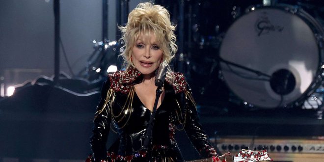 Dolly Parton memulai debut lagu rock segar di upacara Rock and Roll Corridor of Popularity