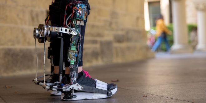 Exoskeleton robotik beradaptasi dengan pemakainya untuk membantu mereka berjalan lebih cepat