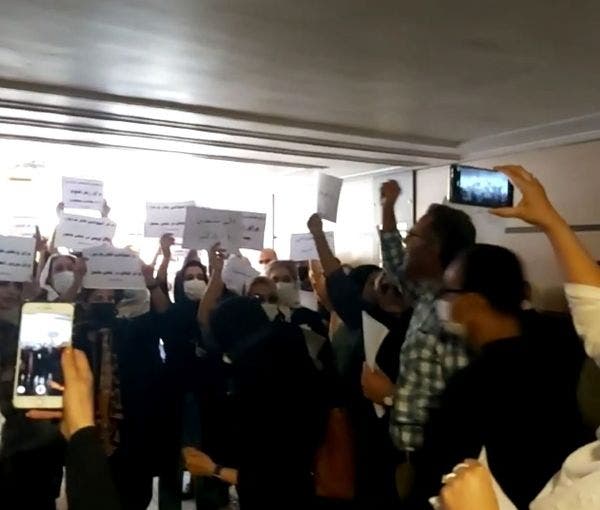 أطباء يتظاهرون في إيران